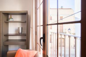 克雷克塞利Apt Costa Dorada 1 by MarCalma的客房设有窗户,享有建筑的景致。