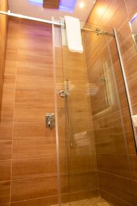 莱基Riivana Tavern的浴室里设有玻璃门淋浴