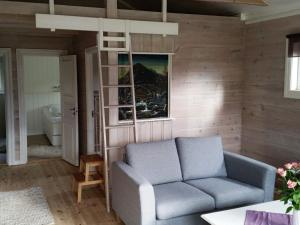 Ørstavik7 person holiday home in RSTA BRUNGOT的客厅配有沙发和1张床