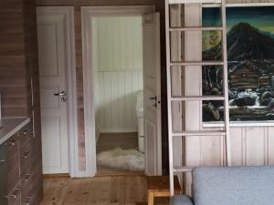 Ørstavik7 person holiday home in RSTA BRUNGOT的一间有门的房间,通往一间有地板的房间