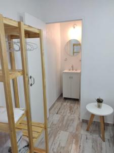 波萨达斯Moroty的浴室设有梯子、水槽和桌子