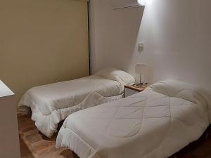 埃塞萨Departamento Ezeiza的一间客房内配有两张床的房间