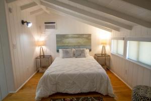 洛杉矶Peaceful Getaway in Studio City的一间卧室配有一张带两盏灯的大型白色床。