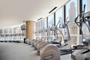 芝加哥芝加哥特朗普国际大厦酒店的健身房的一排有氧运动器材