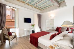 罗马纳沃纳酒店的一间卧室配有一张带红色毯子的床