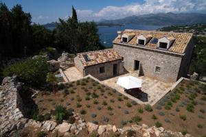 洛帕德Villa Lopud In Dubrovnik的享有石头房子天际线美景,设有屋顶