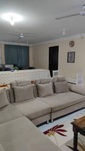 拉瑙Homestay pekan ranau的客厅配有沙发和桌子