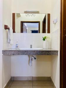 蒙巴萨Dala Heights的一间带水槽和镜子的浴室