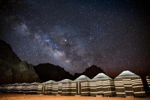 瓦迪拉姆Desert Moon Camp的星空中流 ⁇ 的夜