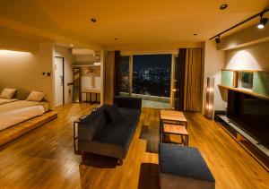 浦添D-and Stay 5 Resort Okinawa的带沙发和电视的大型客厅