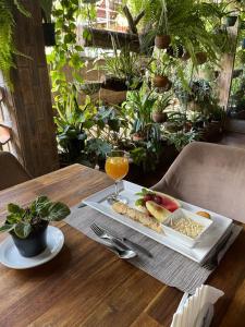 普拉伊拉多比莱尼Massala Beach Resort, Lda的一张桌子,上面放着一盘食物和一杯橙汁