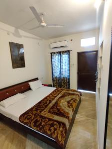 Varah Square Guest House客房内的一张或多张床位