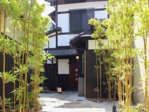 京都Ryokan Tanoya的一座建筑前方的庭院,种植了竹子