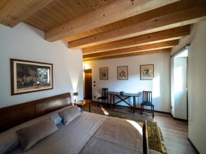 Castion VeroneseRelais Villa Alma的一间卧室配有一张大床和一张桌子