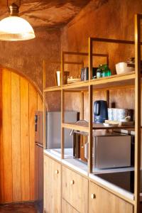 Klein-DrakensteinLe Héritage的一间厨房,内设木制橱柜和书架