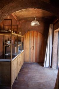 Klein-DrakensteinLe Héritage的客房设有带木制橱柜和天花板的厨房。