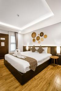 清迈Paraiso Hotel Chiangmai的一间卧室,卧室内配有一张大床