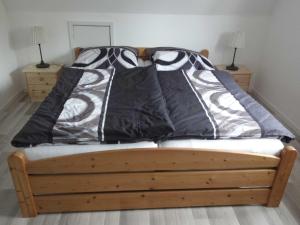 卡珀尔恩Ferienwohnung Hansen in Hafennähe的一张带黑白枕头的床