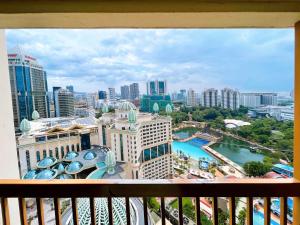 八打灵再也Sunway Resort Suite @ Sunway Pyramid Lagoon View的阳台享有城市美景。