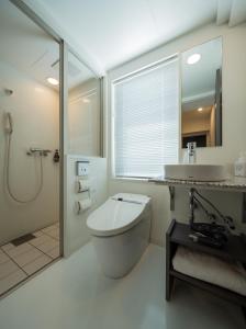 东京上野酒店的浴室配有卫生间、盥洗盆和淋浴。
