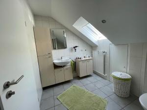 福格茨堡Weingut & Straußwirtschaft Vogel的白色的浴室设有水槽和镜子