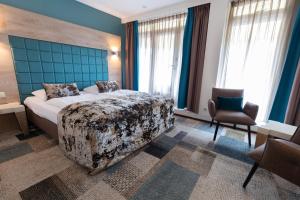 滨海贝亨Hotel Meyer的一间卧室配有一张床、一把椅子和窗户。