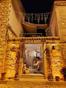 阿拉恰特Leyla Suite的一间商店,上面有读卡瓦冲浪的标志