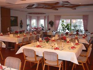 豪恩斯泰因祖姆奥赫森酒店的宴会厅配有白色的桌椅