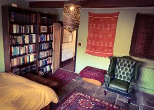 海伯敦桥Nutclough Cottage - Log Fire and Valley View - Sleeps 2的一间卧室配有床和书架