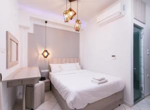 扎罗斯伊迪酒店 的一间卧室配有一张床、一张书桌和灯