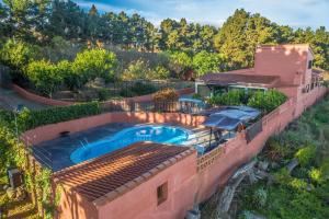 Pico de VientoVilla Rural EL Poleo D&R con Piscina Climatizada Privada y Solárium的享有带游泳池的房屋的空中景致