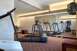 布卢明顿Microtel Inn & Suites by Wyndham Bloomington MSP Airport的一间健身房,内设有氧运动器材
