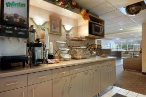 布卢明顿Microtel Inn & Suites by Wyndham Bloomington MSP Airport的厨房配有带台面的台面