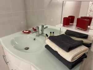 沃勒维克Le Gîte les Châtaignes的白色的浴室设有水槽和镜子