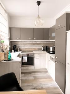 德累斯顿New Deluxe Studio Apartment in quiet back house的厨房配有白色橱柜和炉灶烤箱。