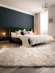 德累斯顿New Deluxe Studio Apartment in quiet back house的一间带两张床的卧室和地毯