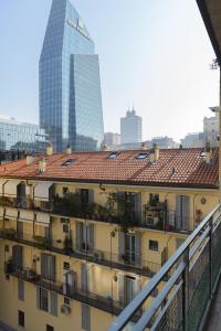 米兰Milanoverse Apartment的大楼的阳台享有城市美景。