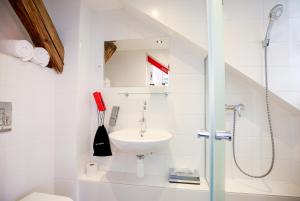 布拉格LH Vintage Design Hotel Sax的白色的浴室设有水槽和淋浴。
