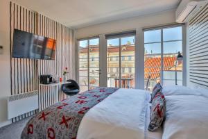 布拉格LH Vintage Design Hotel Sax的一间卧室设有一张床和一个大窗户