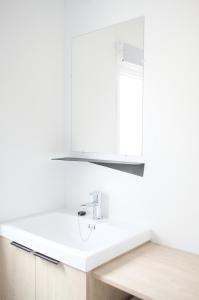 AubazinesMobil Home XXL 4 chambres - Camping Le Coiroux的带窗户的厨房内的白色水槽