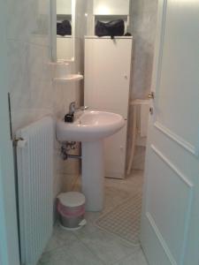 格拉多Villa Giulia的白色的浴室设有水槽和镜子