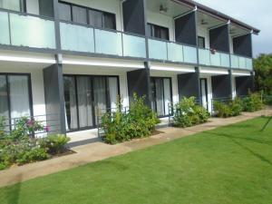 道伊斯Bohol Jewel Resort的院子内有窗户和植物的建筑