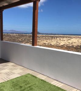 科拉雷侯VILLA MARIE Agradable y tranquila MAISON con piscina的享有海滩美景的阳台