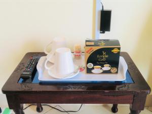 蒙巴萨Dala Studio - Beach Road的茶几,盒子和咖啡