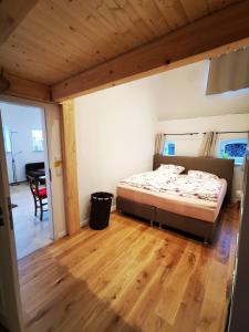 明斯特Ferienwohnung Fuchs的一间卧室配有一张床,铺有木地板