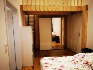明斯特Ferienwohnung Fuchs的一间卧室配有一张床,一扇门通往房间