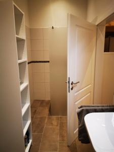 明斯特Ferienwohnung Fuchs的一间带水槽和白色门的浴室