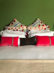 Tummel BridgeThe Inn at Loch Tummel的一张带两个枕头的床
