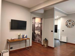 热那亚Casa di Ravecca的客厅设有壁挂式平面电视。