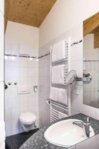 博登斯边的伊门施塔特溪柔思公寓式酒店的白色的浴室设有水槽和卫生间。